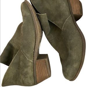 “Me Too” sage green leather sz 8 bootie